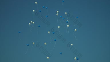 假期气球飞行蓝色的天空生日白色蓝色的气球天空